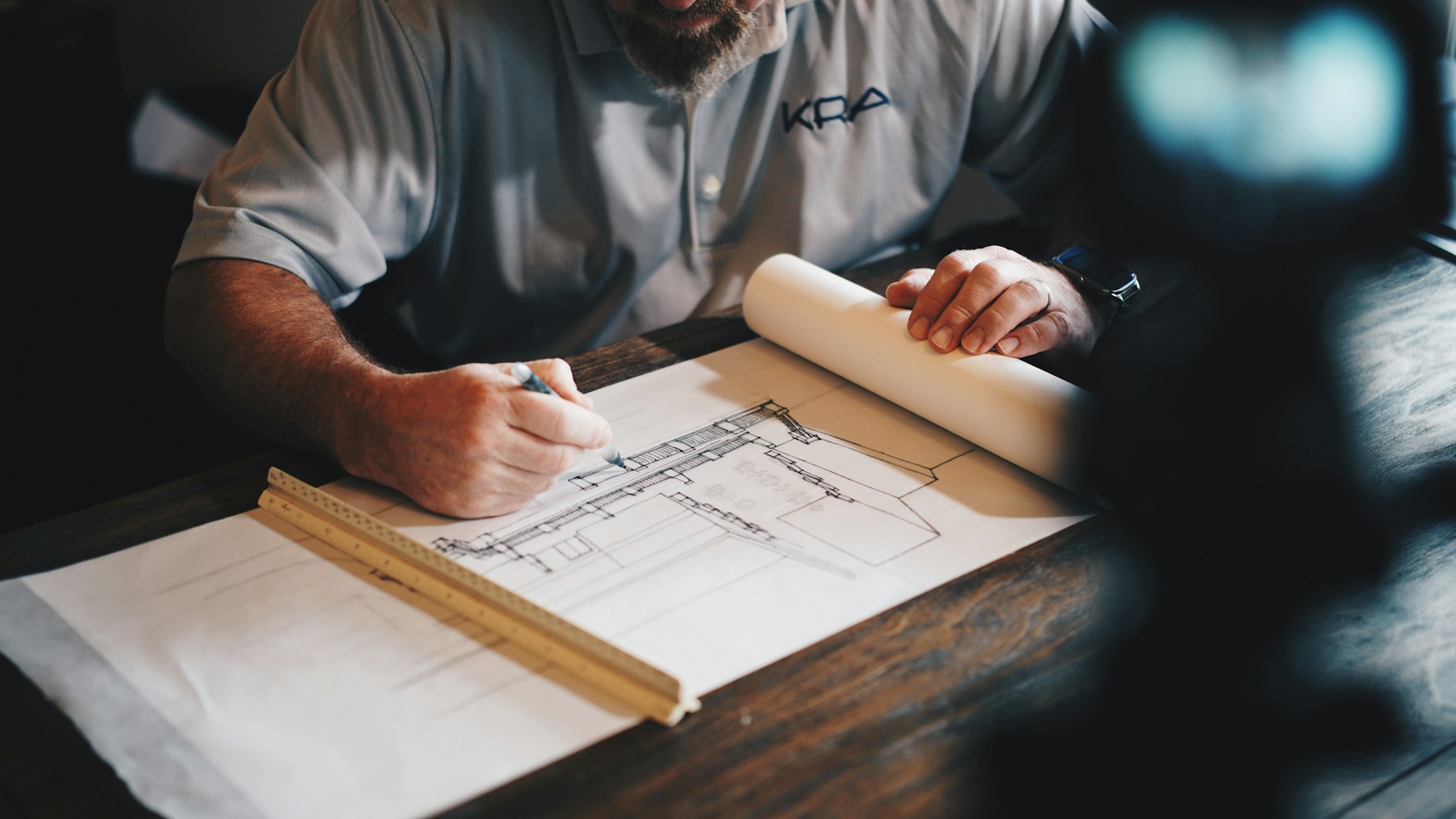 Architecte traçant des plans techniques à la main